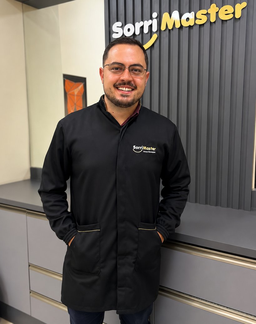 Dr. João Pedro Dias, CROSP 132.965, na clínica Sorri Master