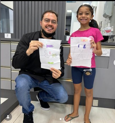 Paciente sorrindo ao lado do Dr. João Pedro Dias na Sorri Master