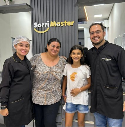 Família de pacientes sorrindo com a equipe da Sorri Master