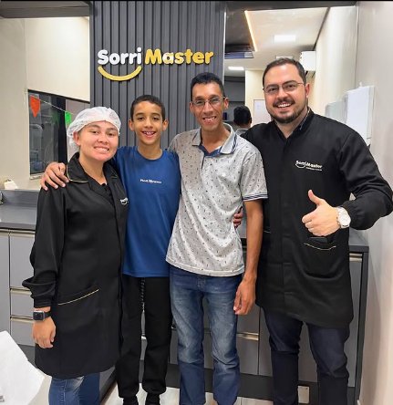 Pacientes satisfeitos com a equipe da Sorri Master